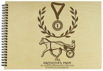 Naturalny album poziomy z personalizowaną okładką - Prezent dla Koniarza 