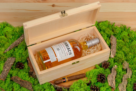 WHI pudełko drewniane na whiskey z zatrzaskiem