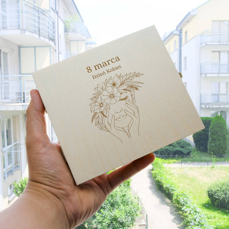 Prezent na Dzień Kobiet  - Personalizowane naturalne pudełko z kartką