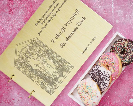 Naturalny album poziomy z personalizowaną okładką - Prezent na Prymicję 